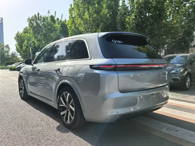 Li Auto L8 — Фото автомобиля 9