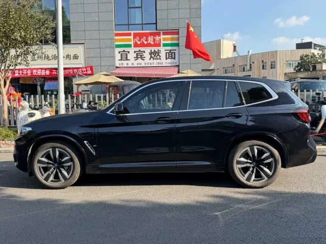 BMW iX3 — Фото автомобиля 3