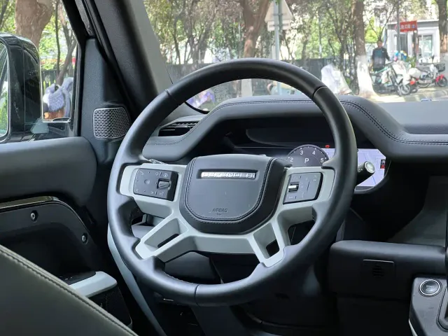 Land Rover Defender — Фото автомобиля 11