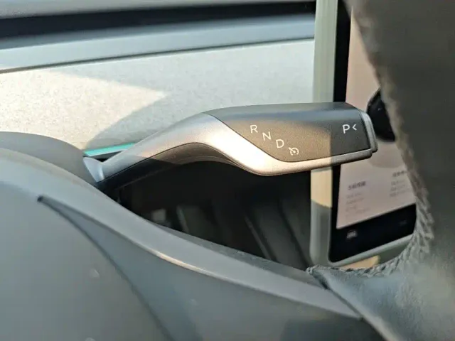 Tesla Model Y — Фото автомобиля 13