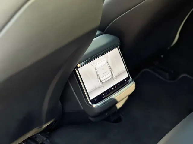 Tesla Model S — Фото автомобиля 11
