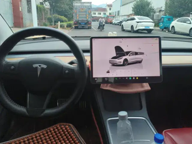 Tesla Model 3 — Фото автомобиля 13