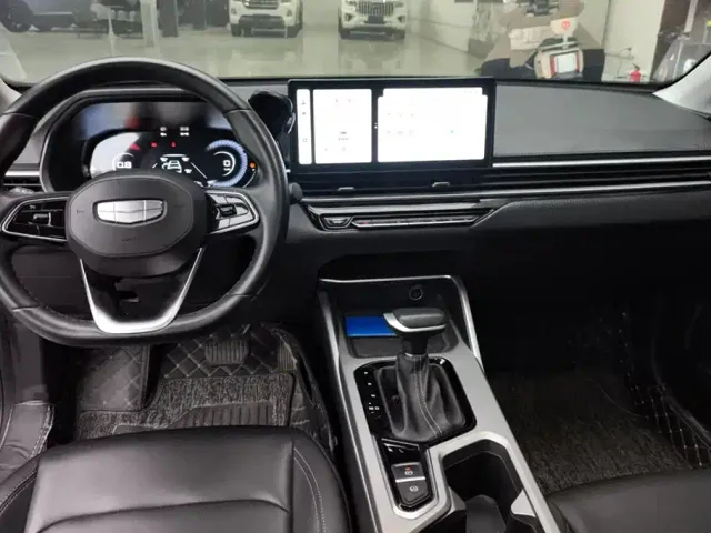 Geely Emgrand — Фото автомобиля 12