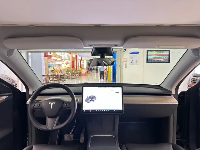 Tesla Model Y — Фото автомобиля 17