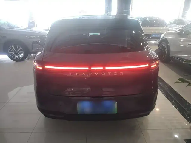 Leapmotor B10 — Фото автомобиля 5