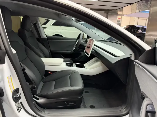 Tesla Model 3 — Фото автомобиля 8