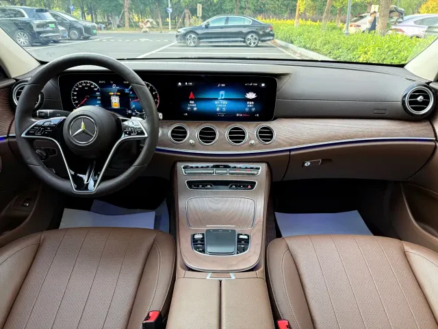 Mercedes-Benz E-Class — Фото автомобиля 12