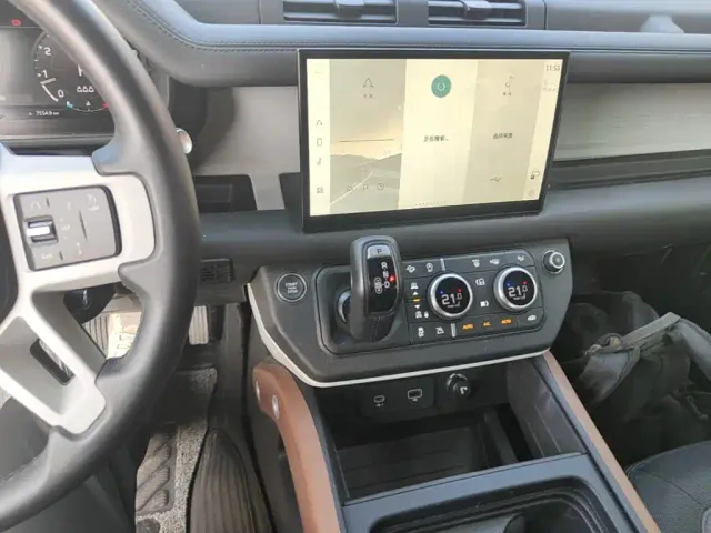 Land Rover Defender — Фото автомобиля 12