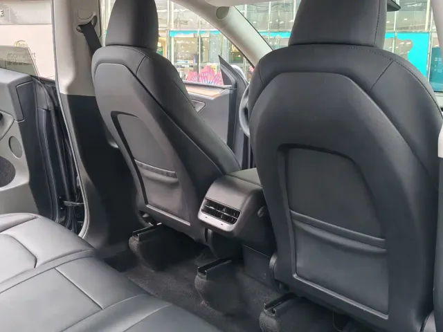 Tesla Model Y — Фото автомобиля 17