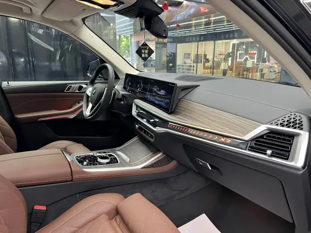 BMW X7 — Фото автомобиля 9