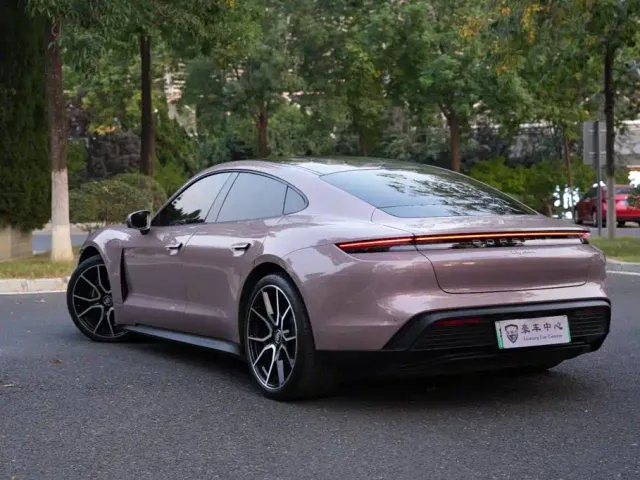 Porsche Taycan — Фото автомобиля 10