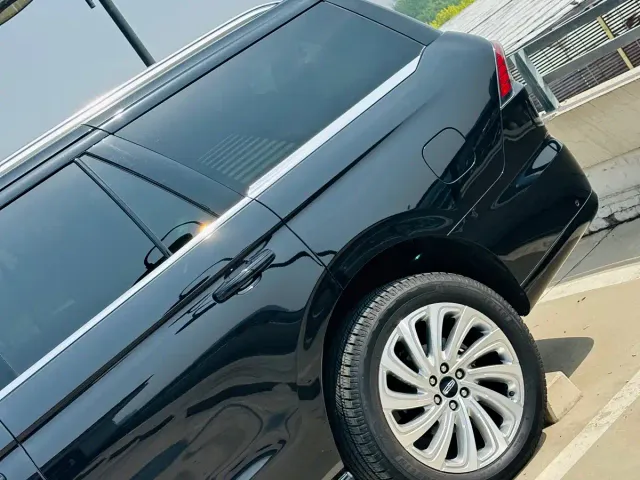 Lincoln Navigator — Фото автомобиля 9