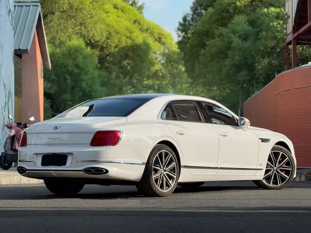 Bentley Flying Spur — Фото автомобиля 18