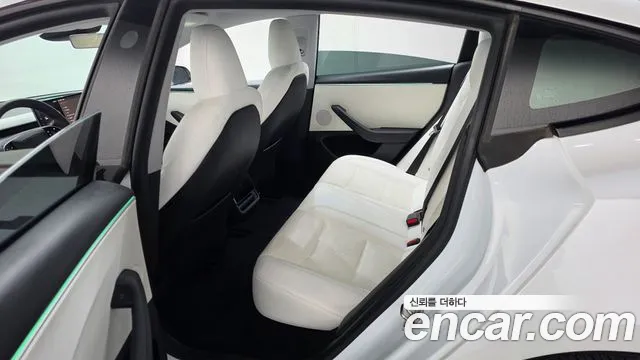 Tesla Model 3 — Фото автомобиля 12