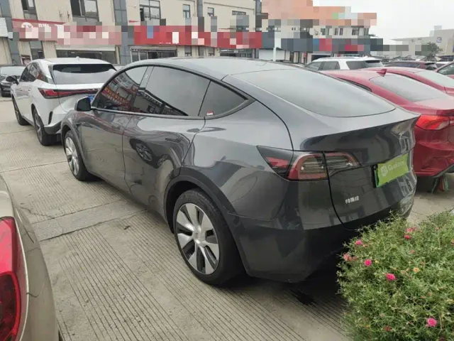 Tesla Model Y — Фото автомобиля 4