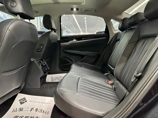 Volkswagen Passat — Фото автомобиля 19