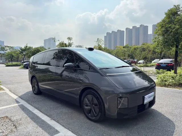 Li Auto MEGA — Фото автомобиля 3