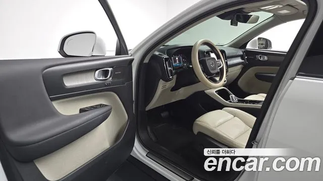 Вольво XC40 B4 Ultimate Bright — Фото автомобиля 9