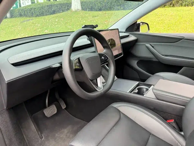 Tesla Model Y — Фото автомобиля 7