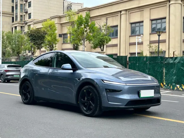 Tesla Model Y — Фото автомобиля 3