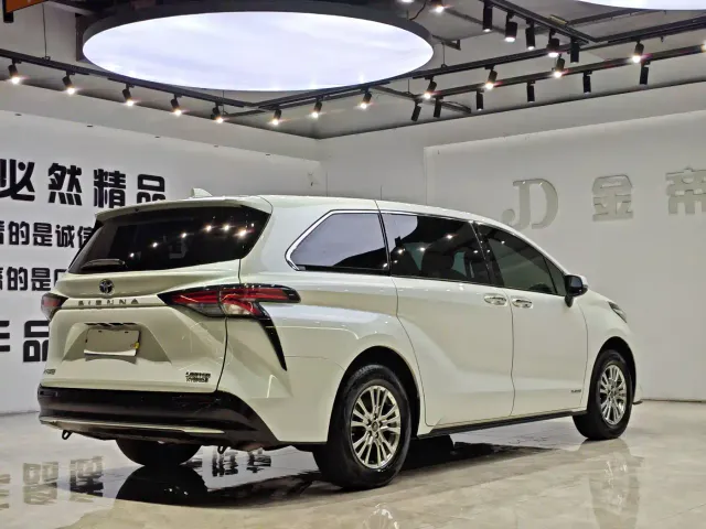 Toyota Sienna — Фото автомобиля 13