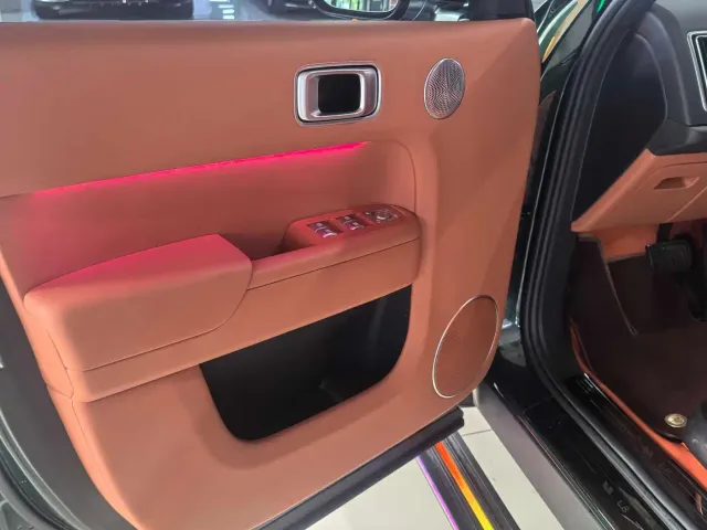 Li Auto L8 — Фото автомобиля 12