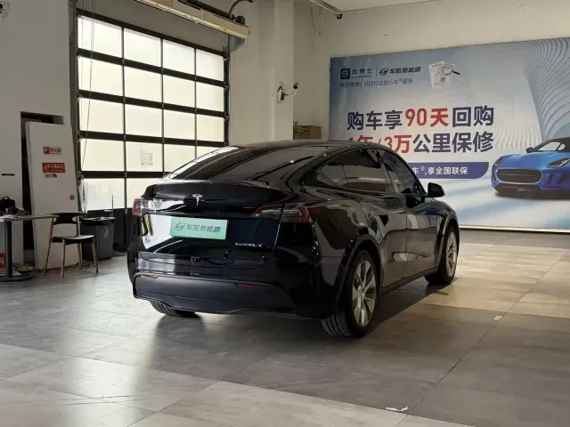 Tesla Model Y — Фото автомобиля 9