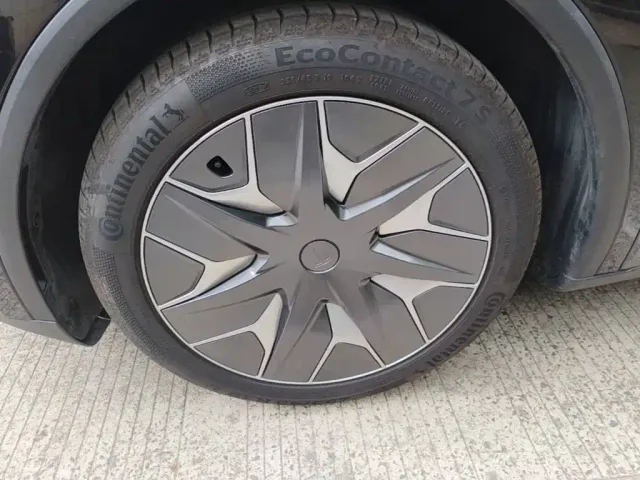 Tesla Model Y L — Фото автомобиля 22