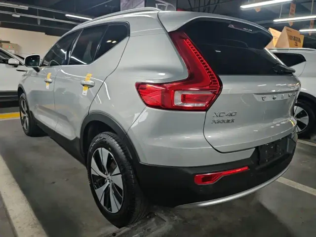 Volvo XC40 — Фото автомобиля 4