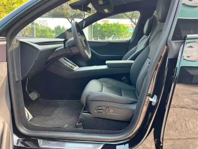 Tesla Model Y L — Фото автомобиля 4
