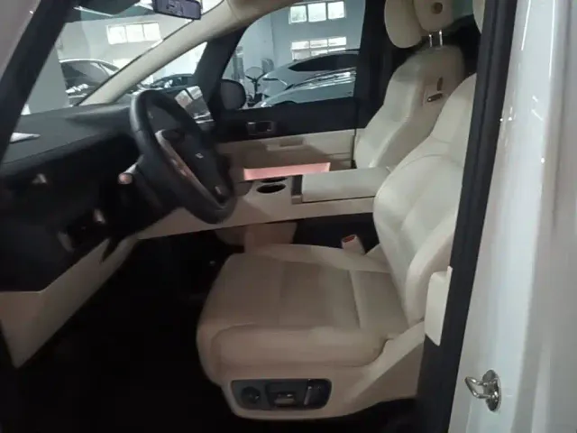 Li Auto MEGA — Фото автомобиля 14