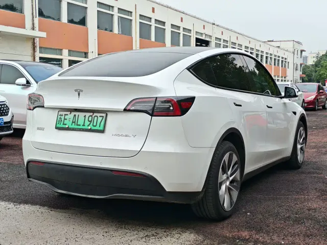 Tesla Model Y — Фото автомобиля 4