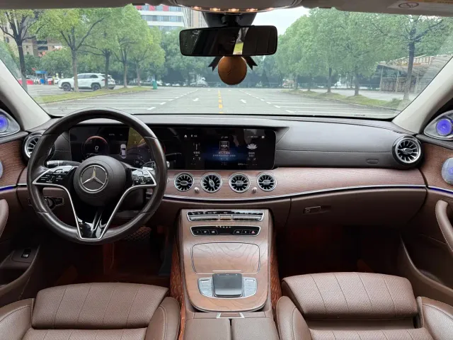 Mercedes-Benz E-Class — Фото автомобиля 12