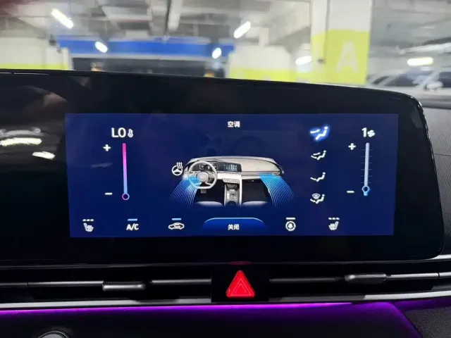 Hyundai Elantra 2022 1.5L CVT LUX Premium Edition — Фото автомобиля 15