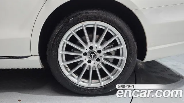 Mercedes-Benz E-Class — Фото автомобиля 17