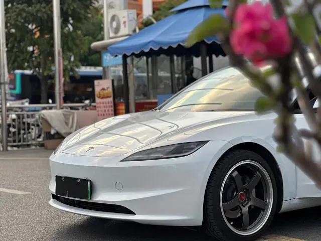 Tesla Model 3 — Фото автомобиля 2