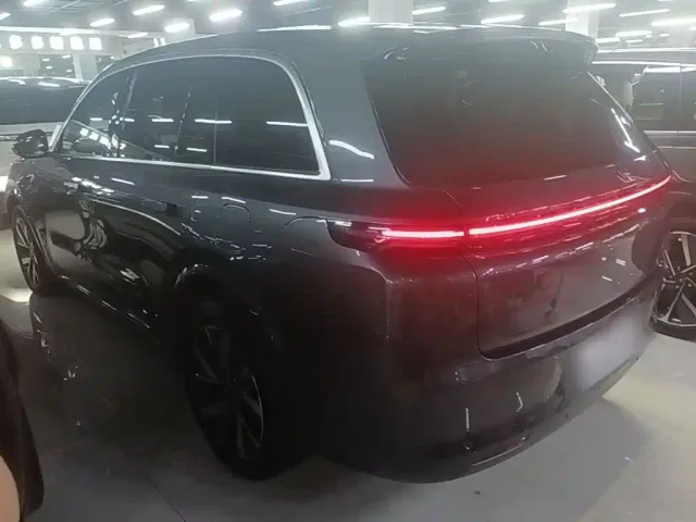 Li Auto L8 — Фото автомобиля 4