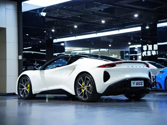 Lotus Emira — Фото автомобиля 5