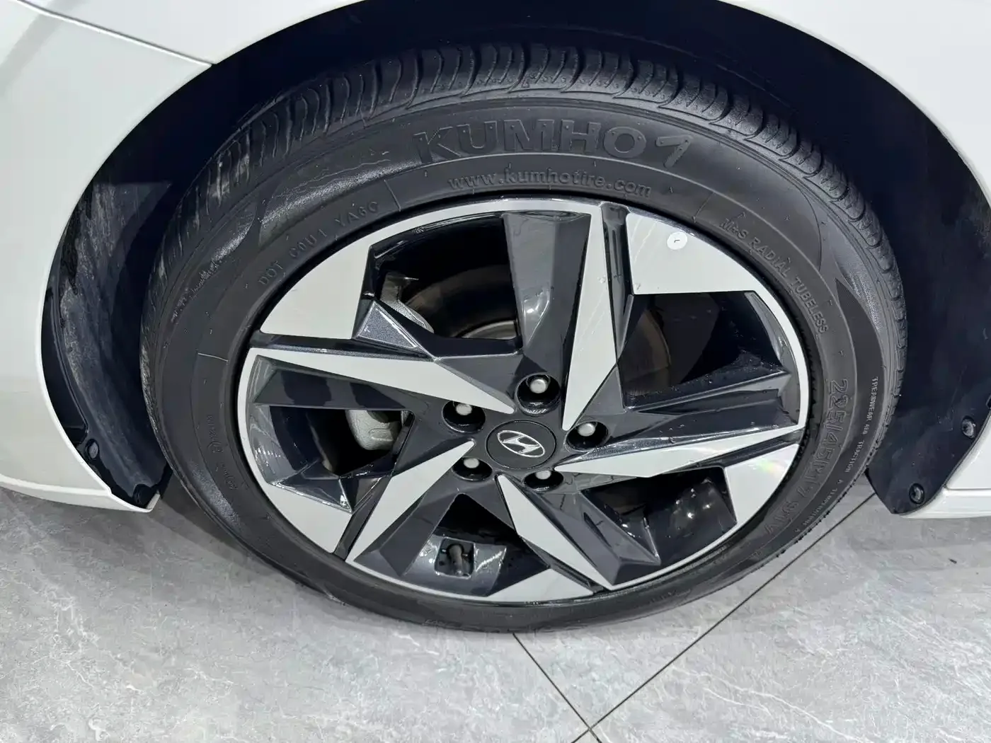 Hyundai Elantra 2022 1.5L CVT LUX Premium Edition — Фото автомобиля 18