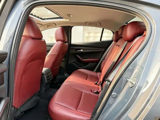 Mazda Axela — Фото автомобиля 9