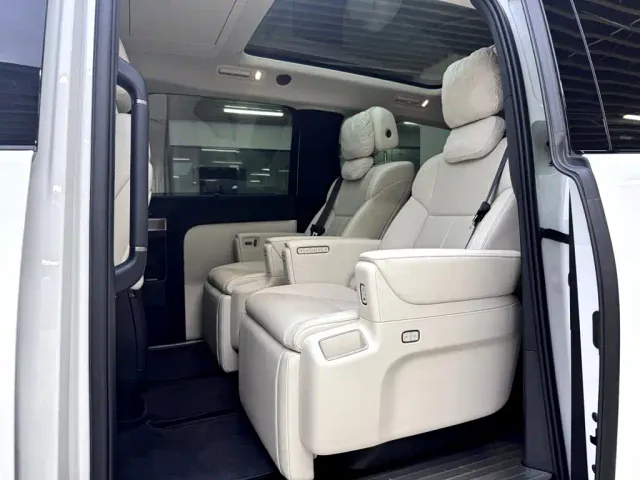 Li Auto MEGA — Фото автомобиля 12