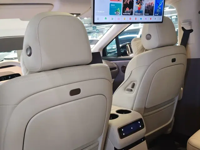 Li Auto i8 — Фото автомобиля 11