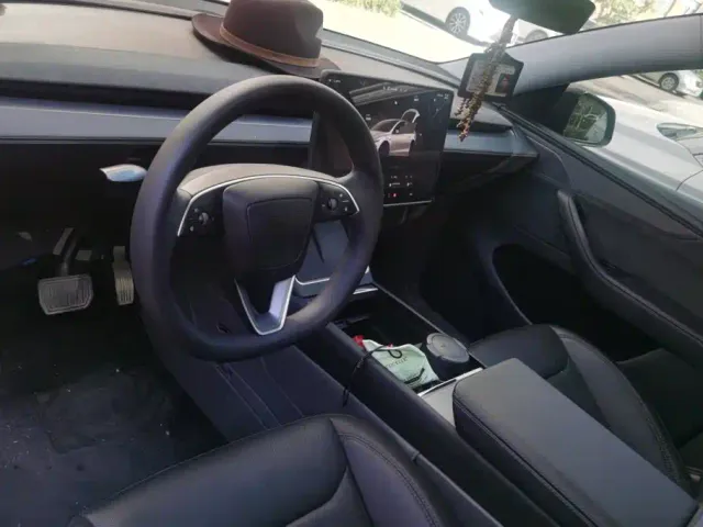 Tesla Model Y — Фото автомобиля 12