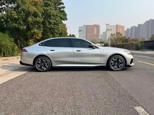 BMW 5 Series — Фото автомобиля 12