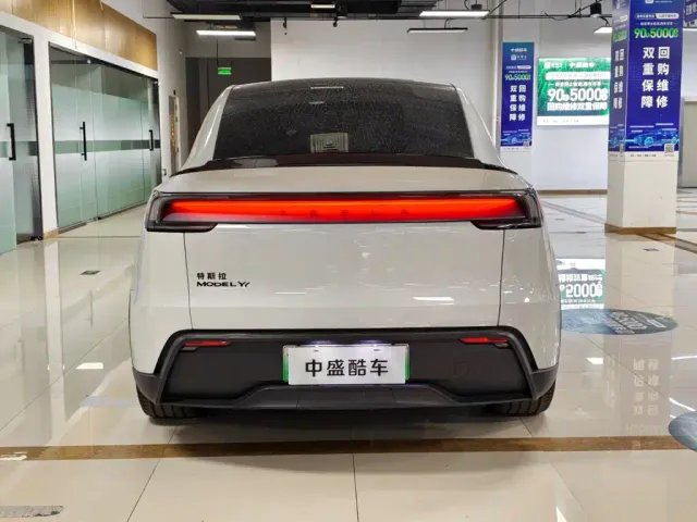 Tesla Model Y L — Фото автомобиля 6