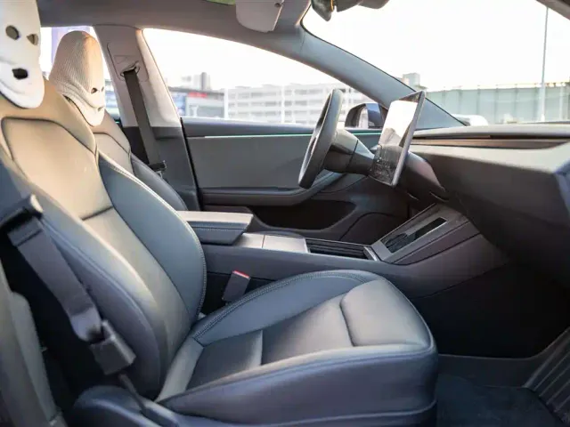 Tesla Model 3 — Фото автомобиля 14