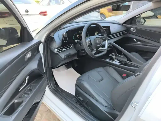Hyundai Elantra — Фото автомобиля 15