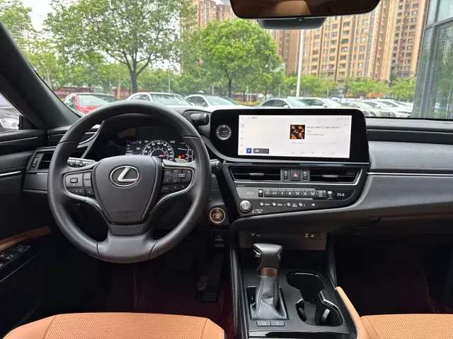 Lexus ES — Фото автомобиля 13