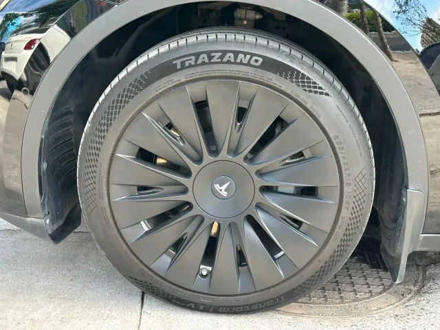 Tesla Model Y — Фото автомобиля 14
