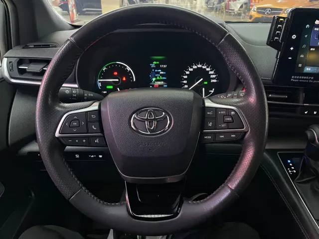 Toyota Sienna — Фото автомобиля 19